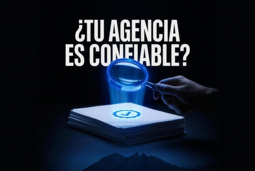 Lupa azul que revela un sello de confianza sobre reportes de marketing: cómo saber si una agencia de marketing digital es confiable en Monterrey